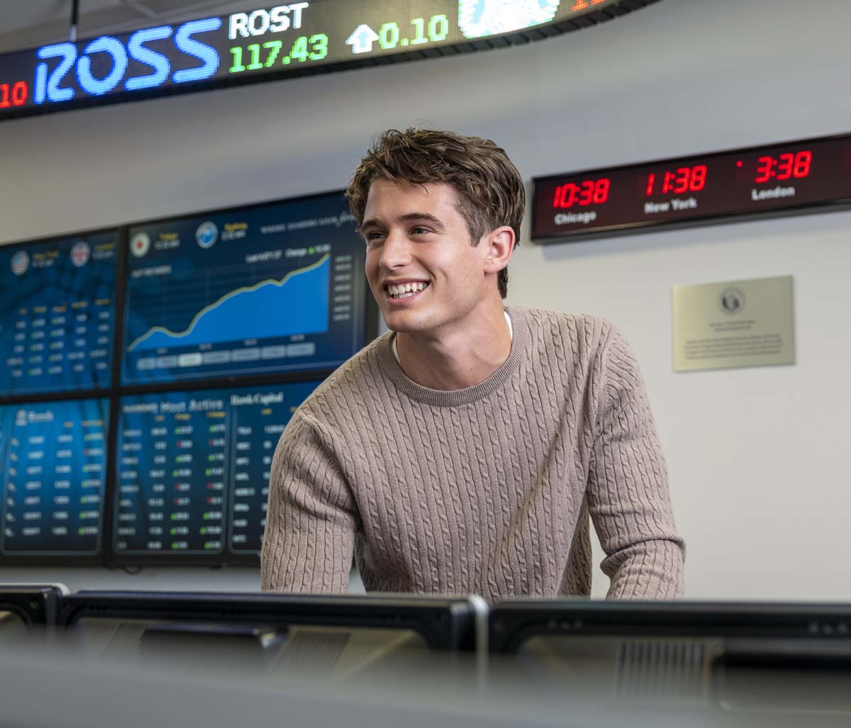 Undergraduate students working inside the financial markets lab in Bey Hall. November 16, 2021.